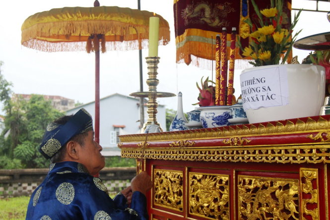 Nhà nghiên cứu Vĩnh Cao, chuyên gia về lễ nghi tế tự ở Huế tiến hành dâng hương thực hiện nghi lễ dâng đất lên đàn Xã Tắc- Ảnh: MINH AN
