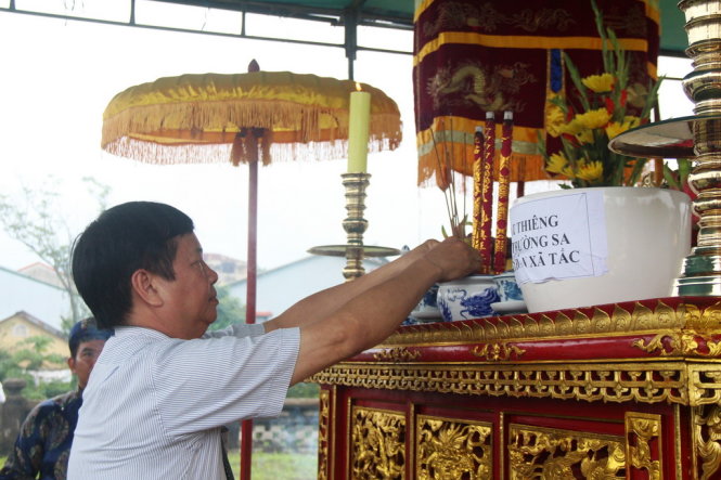 Ông Nguyễn Dung, phó chủ tịch UBND tỉnh Thừa Thiên - Huế dâng hương trong nghi lễ - Ảnh: MINH AN