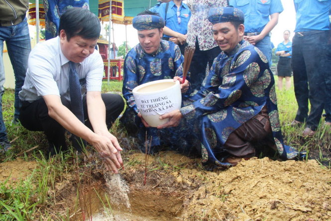 Ông Nguyễn Dung, phó chủ tịch UBND tỉnh Thừa Thiên - Huế tiến hành rải đất thiêng Trường Sa xuống đàn Xã Tắc - Ảnh: MINH AN