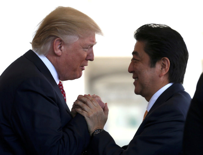 Tổng thống Mỹ Donald Trump (trái) và Thủ tướng Nhật Bản Shinzo Abe - Ảnh: REUTERS