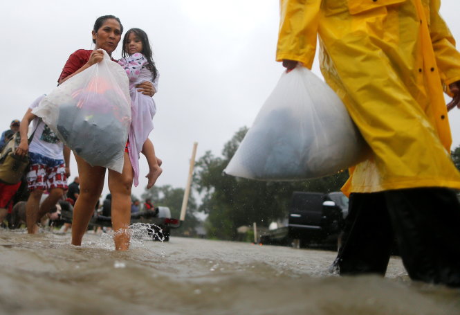 Cư dân ở phía đông TP Houston xách theo đồ dùng cá nhân di tản ngày 28-8 - Ảnh: REUTERS