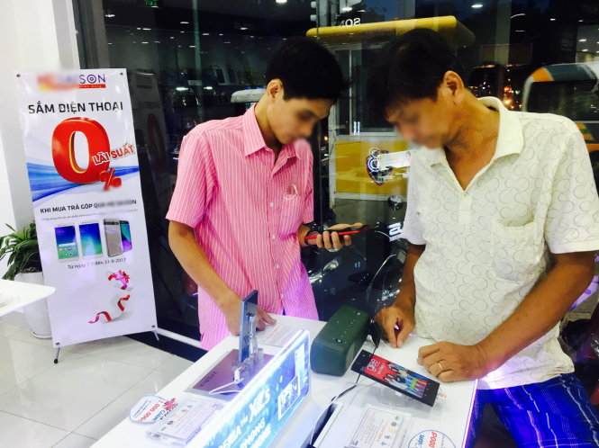 Các công ty tài chính mời gọi vay tiêu dùng ngay tại các trung tâm điện máy để thu hút khách hàng. Ảnh: Quang Định
