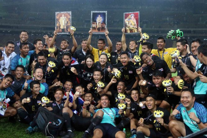 Các cầu thủ Thái Lan ăn mừng chức vô địch SEA Games 29. Ảnh: NGUYÊN KHÔI