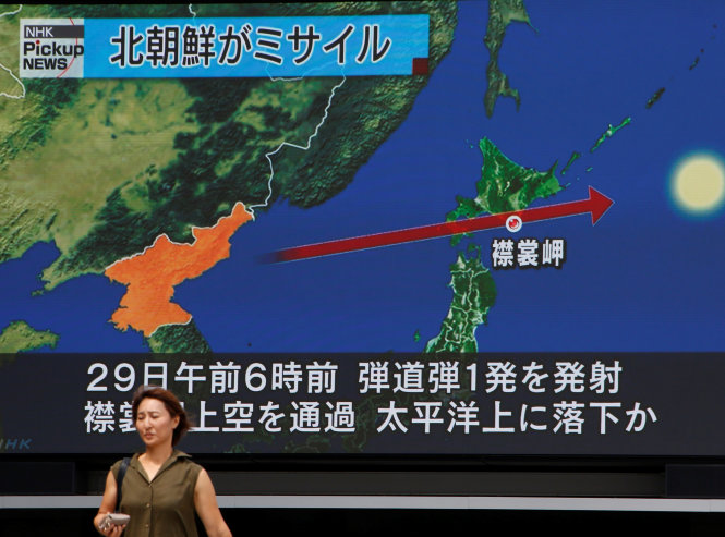 Thông điệp khẩn của chính phủ Nhật Bản về vụ bắn thử tên lửa sáng 29-8 của Triều Tiên - Ảnh: REUTERS