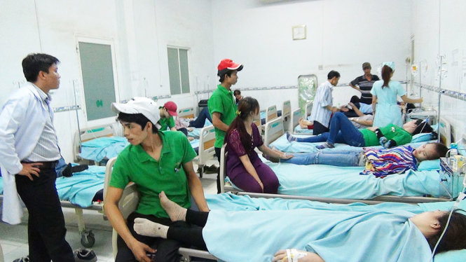Công nhân điều trị tại Bệnh viện đa khoa An Phước Sài Gòn (thị xã Tân Uyên) - Ảnh: ĐÌNH TRỌNG