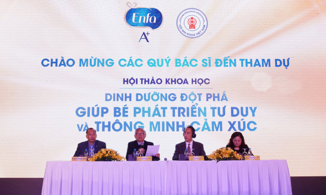 GS.TS.BS Nguyễn Gia Khánh - Chủ Tịch Hội Nhi Khoa - chủ trì hội nghị cùng các báo cáo viên là chuyên gia đầu ngành trong và ngoài nước