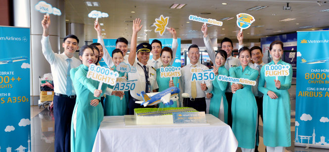 Vietnam Airlines hân hạnh chào đón hành khách trên máy bay Airbus A350 thứ 8 mới nhất của hãng, đánh dấu hơn 8000 chuyến bay được khai thác bằng dòng máy bay hiện đại bậc nhất thế giới - Ảnh: VNA