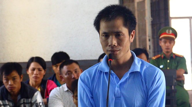 Bị cáo Thuận nghe tòa tuyên án - Ảnh: L.ĐAN