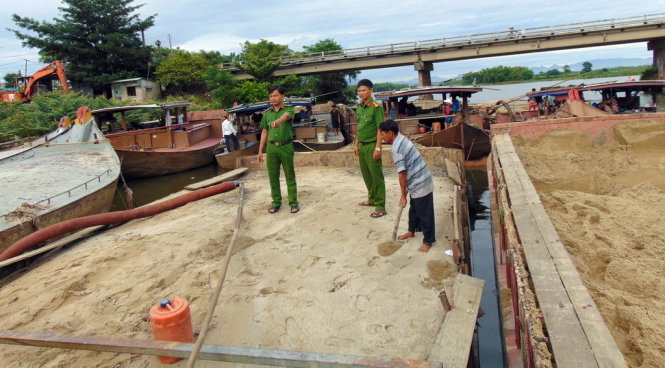 Cảnh sát môi trường Quảng Nam bắt các ghe khai thác cát trái phép trên sông Thu Bồn - Ảnh: NHƯ MAI