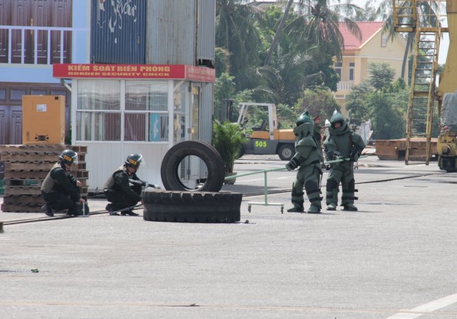 Lực lượng ra phá bom mìn tiếp cận một quả bom hiện giờ tại kho cảng - Ảnh: TRƯỜNG TRUNG