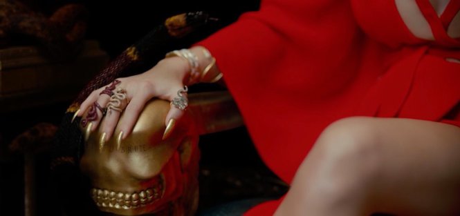 Taylor đeo đầy nhẫn hình rắn trong MV Look what you made me do
