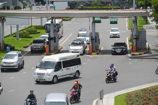 Trạm thu phí ôtô của cảng hàng không quốc tế Tân Sơn Nhất, TP.HCM -  Ảnh: QUANG ĐỊNH