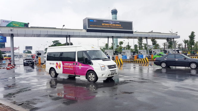 Trạm thu phí ở sân bay quốc tế Nội Bài - Ảnh: TUẤN PHÙNG