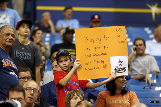 Cậu bé Mỹ xin cầu nguyện cho gia đình gặp bão ở Houston - Ảnh: REUTERS