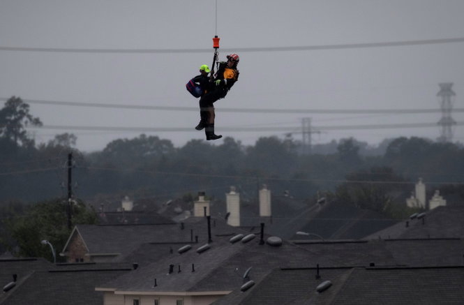 Lực lượng cứu hộ cứu người bằng trực thăng ở TP Houston - Ảnh: REUTERS