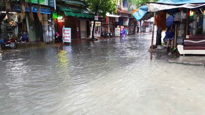 Nước thải sinh hoạt hòa cùng nước mưa trên phố An Đà - Ảnh: TIẾN THẮNG