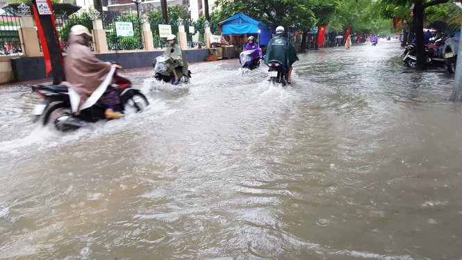 Trưa ngày 30-8, nước vẫn ngập trắng phố Nguyễn Bình, Hải Phòng - Ảnh: TIẾN THẮNG