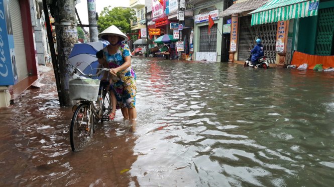 Sau trận mưa kéo dài, hàng loạt tuyến phố trung tâm của Hải Phòng bị ngập sâu đến nửa mét - Ảnh: TIẾN THẮNG