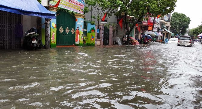 Sau trận mưa kéo dài, hàng loạt tuyến phố trung tâm của Hải Phòng bị ngập sâu đến nửa mét - Ảnh: TIẾN THẮNG