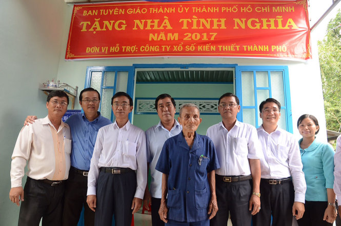 Ban Tuyên giáo Thành ủy TP.HCM chụp ảnh lưu niệm tại lễ trao nhà tình tình nghĩa cho ông Nguyễn Văn Lễ - Ảnh: LA MY