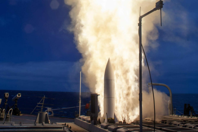Tên lửa đánh chặn SM-6 trên tàu chiến Mỹ - Ảnh: Raytheon