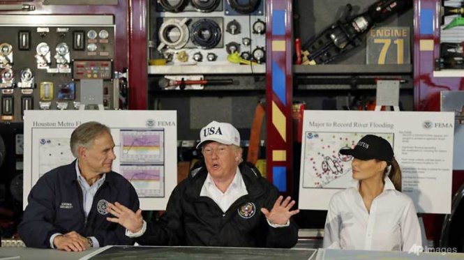 Tổng thống Trump và đệ nhất phu nhân Melania trong cuộc họp báo tại trạm cứu hỏa - Ảnh: AP
