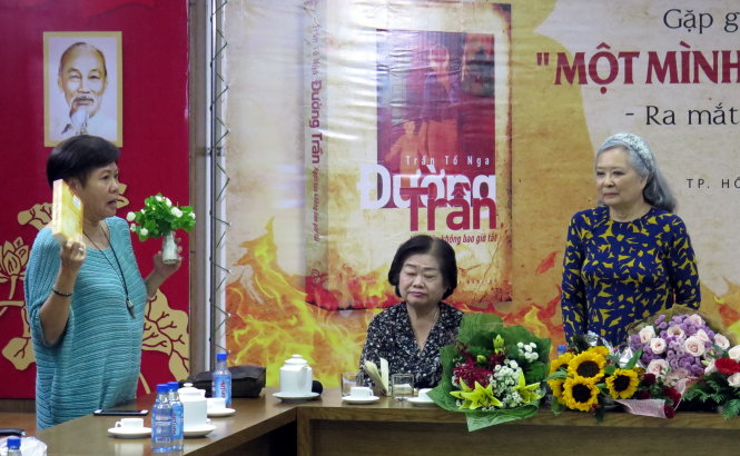 Đạo diễn Việt Linh (trái) tự nhận rằng bà rất bất ngờ khi thấy quyển tự truyện của chị Trần Tố Nga