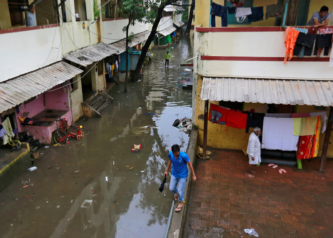 Nước lũ lênh láng tại một khu vực ở thành phố Mumbai, Ấn Độ - Ảnh: Reuters