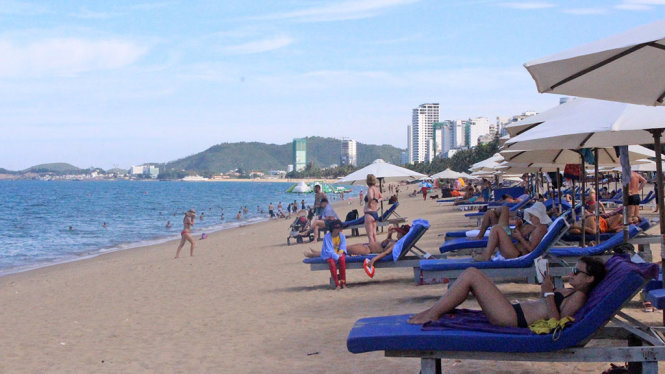 Du khách tắm biển, nghỉ dưỡng ở bãi tắm biển Nha Trang - Ảnh: XUÂN ĐÀO