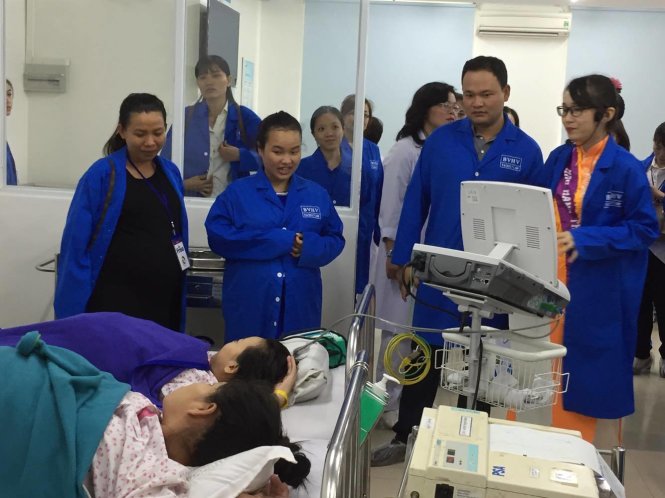 Các thai phụ đang được hướng dẫn viên của bệnh viện dẫn đến phòng chờ sanh và giới thiệu - Ảnh: Thuỳ Dương