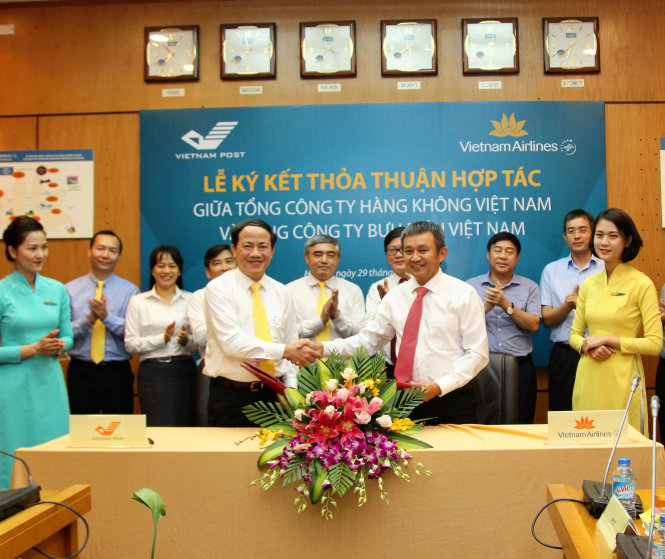 Ông Phạm Anh Tuấn - Tổng giám đốc Vietnam Post (bên trái) và Ông Dương Trí Thành - Tổng giám đốc Vietnam Airlines (bên phải) kí kết thỏa thuận hợp tác - Ảnh: VNA