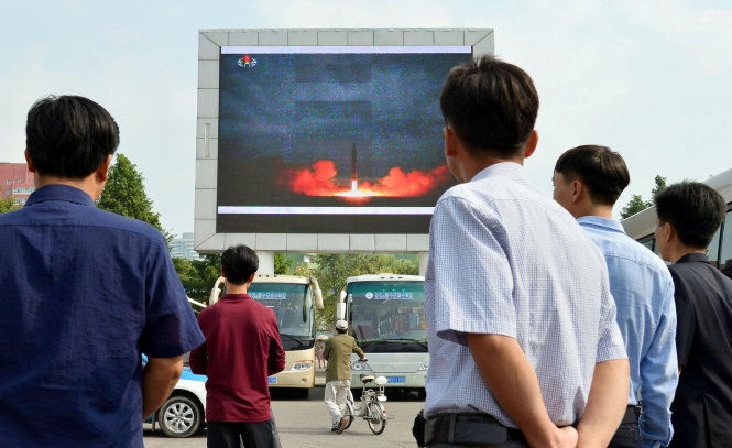 Hình ảnh dân Triều Tiên ở thủ đô Bình Nhưỡng xem hình ảnh phóng tên lửa tầm trung Hwasong-12 bay qua lãnh thổ Nhật sáng 29-8. Hình ảnh do hãng thông tấn trung ương KCNA của Triều Tiên công bố ngày 30-8