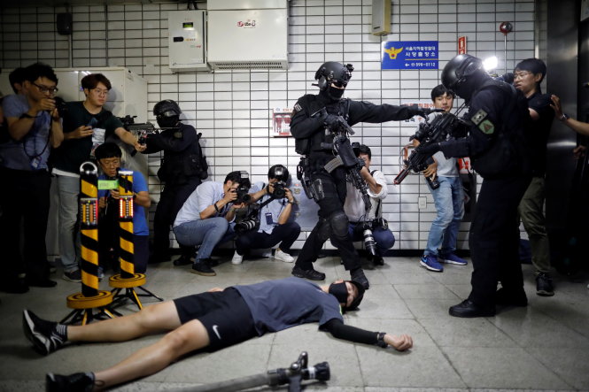 Đội đặc nhiệm phản ứng nhanh của Hàn Quốc tham gia diễn tập chống khủng bố phòng tình huống bị tấn công bất ngờ trong chương trình thực hiện tại thủ đô Seoul ngày 22-8 - Ảnh: REUTERS