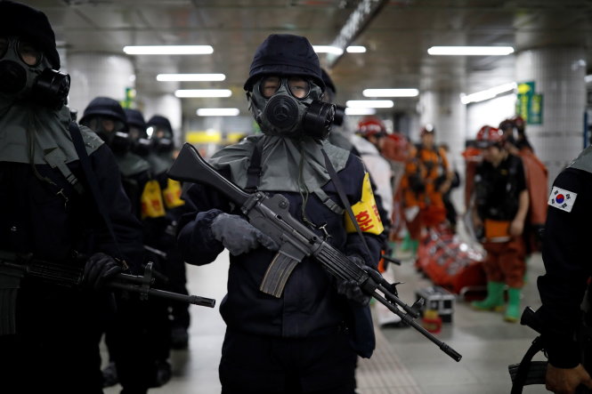 Lực lượng an ninh Hàn Quốc tham gia diễn tập chống khủng bố phòng tình huống bị tấn công bất ngờ trong chương trình thực hiện tại thủ đô Seoul ngày 22-8 - Ảnh: REUTERS