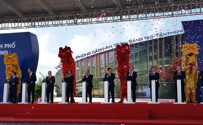 Thủ tướng Nguyễn Xuân Phúc cùng lãnh đạo các bộ, ngành, TP Hải Phòng và Tập đoàn Vingroup tại lễ khởi công xây dựng dự án Tổ hợp sản xuất ôtô VINFAST tại khu kinh tế Đình Vũ - Cát Hải Ảnh: Tiến Thắng