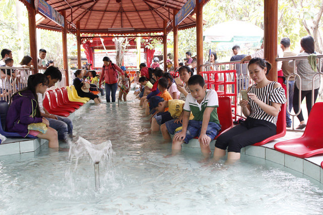 Điểm vui chơi độc đáo Cá Massage tại Suối Tiên thu hút đông du khách - Ảnh: NGUYỄN TRÍ