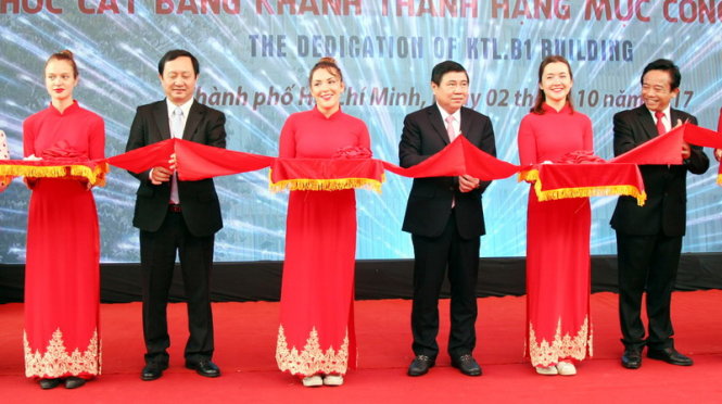 Chủ tịch UBND TP.HCM Nguyễn Thành Phong (thứ ba từ phải qua) cắt băng khánh thành khu nhà học KTL.B1 Trường ĐH Kinh tế - luật (ĐHQG TP.HCM ) sáng 2-10 - Ảnh: TRẦN HUỲNH