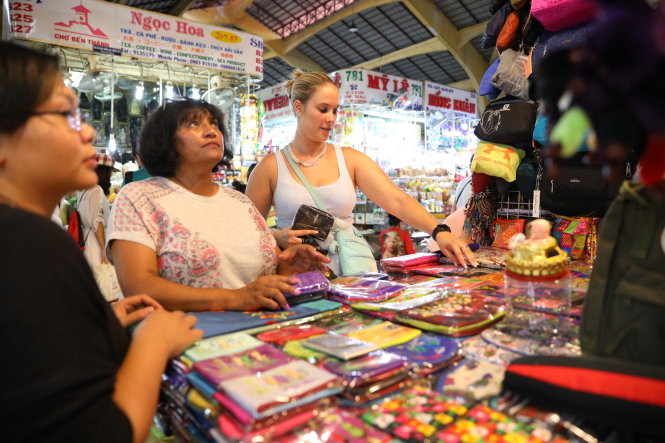 Du khách nước ngoài luôn chọn chợ Bến Thành là điểm đến tìm kiếm món hàng quà tặng ý nghĩa cho chuyến đi. -Ảnh: Hữu Khoa