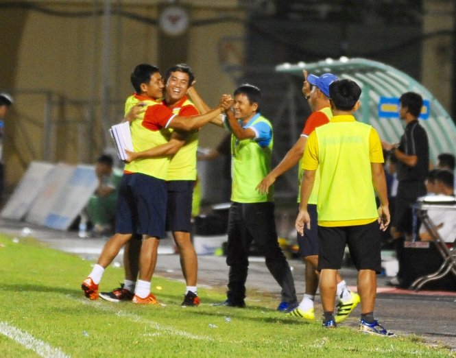 Ban huấn luyện đội Sanna Khánh Hòa ăn mừng bàn thắng vào lưới Đà Nẵng. Ảnh: TVC