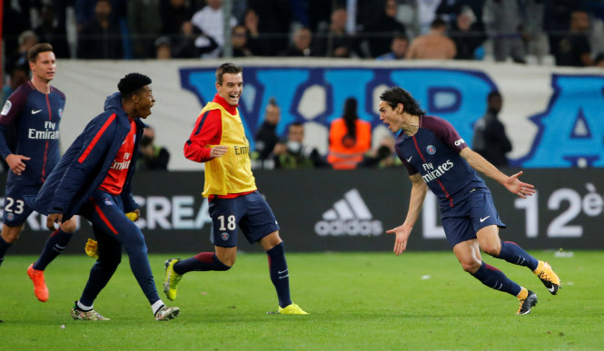 Cavani ăn mừng bàn thắng vào lưới Marseille. Ảnh: REUTERS