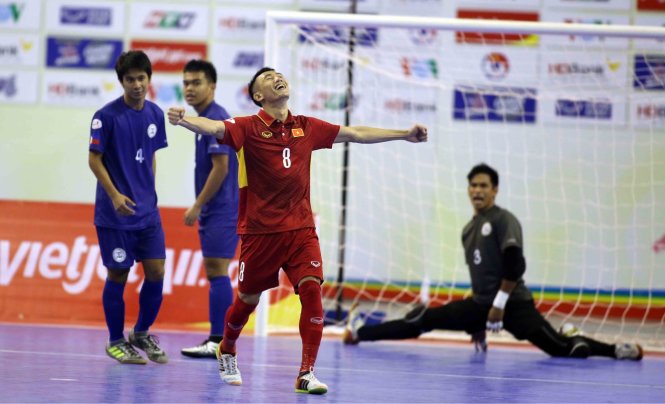 Quốc Hưng phấn khích sau khi ghi 4 bàn trong trận thắng Philippines 24-0. Ảnh: N.K