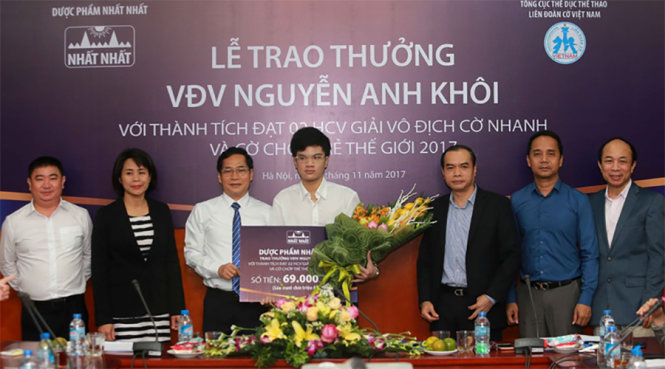 Dược phẩm Nhất Nhất trao thưởng cho Nguyễn Anh Khôi với sự chứng kiến của lãnh đạo Tổng cục Thể dục Thể thao và Liên đoàn cờ Vua Việt Nam