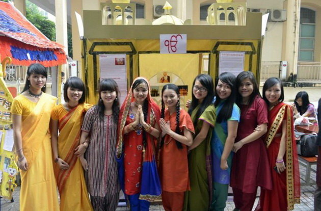Sinh viên hóa thân thành thiếu nữ Ấn Độ trong lễ hội giao lưu văn hóa