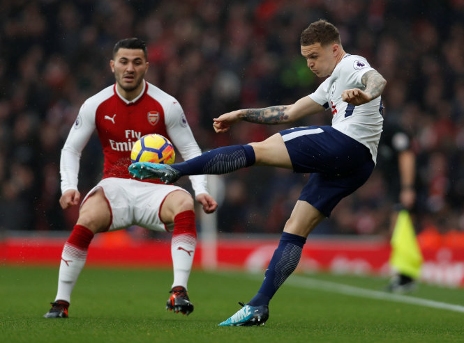 Pha tranh bóng giữa Trippier (trắng) và Kolasinac. Ảnh: REUTERS