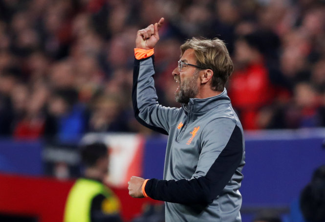 HLV Klopp chỉ đạo các cầu thủ Liverpool trong trận đấu với Sevilla. Ảnh: REUTERS