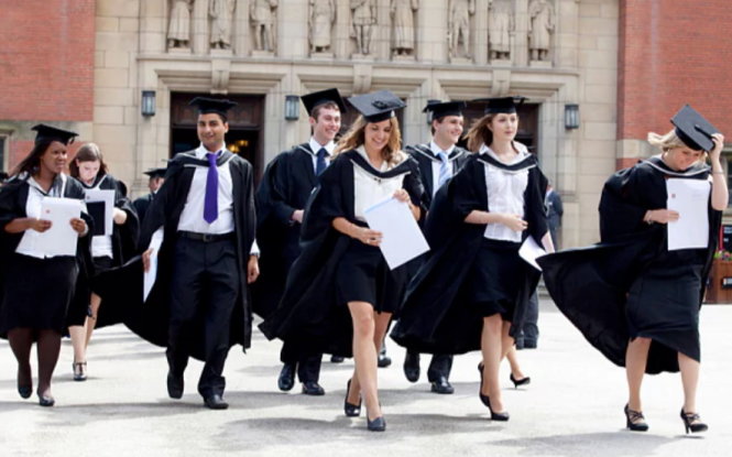 Chọn trường đại học phù hợp là nền tảng ban đầu vững chắc giúp hiện thực hóa ước mơ du học - Ảnh: Telegraph