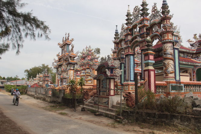 Một góc “phố mộ” bên đường làng An Bằng (xã Vinh An, H.Phú Vang, Thừa Thiên - Huế). -Ảnh: TRƯỜNG TRUNG