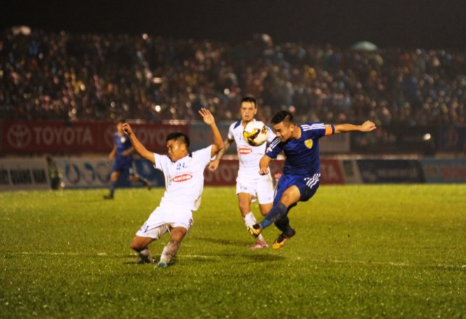 Thanh Trung (phải) trước cơ hội rất lớn để đoạt ngôi vô địch V-League 2017. Ảnh: LÊ TRUNG