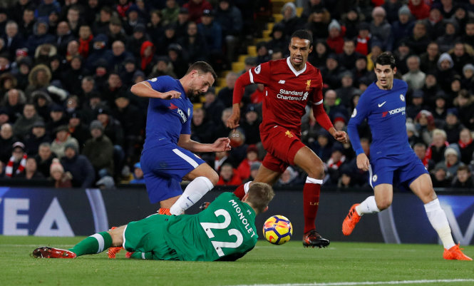 Thủ môn Mignolet băng ra phá bóng ngay trong chân Drinkwater. Ảnh: REUTERS