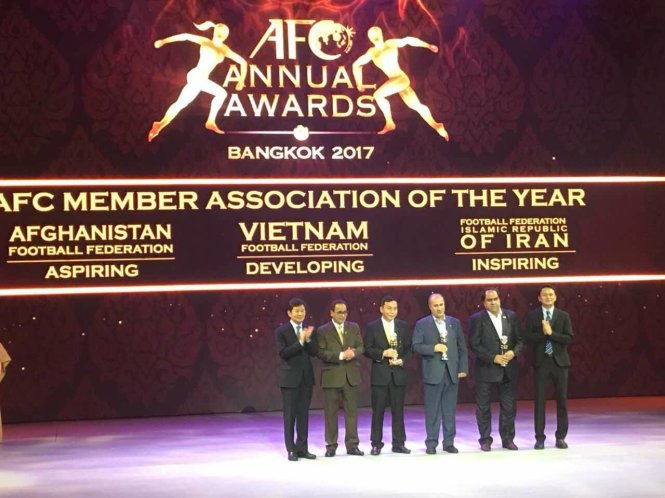 Giải thưởng “Liên đoàn có phong trào phát triển” mà AFC trao cho VFF. Ảnh: TÚ ANH